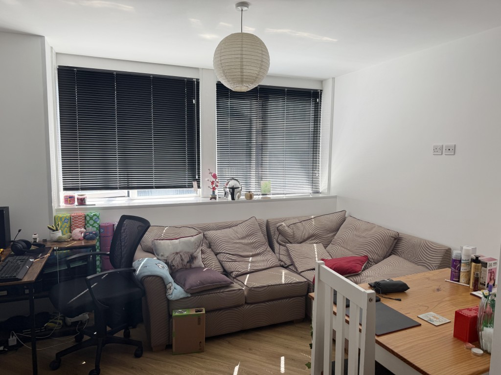 Lot: 139 - ONE-BEDROOM LEASEHOLD FLAT FOR INVESTMENT - Open plan living kitchen area